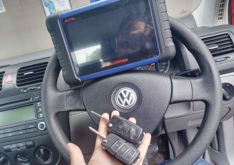 Mobile auto locksmith programming a new transponder car key at the roadside in Pretoria